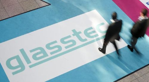 Rund 940 Aussteller aus 47 Ländern präsentieren vom 20. bis 23.Oktober auf der internationalen Leitmesse für die Glasindustrie ein einzigartiges Angebot an Lösungen, Innovationen und Markttrends. Die glasstec 2022 findet im Internationalen Jahr des Glases statt. Das umfassende Angebot der Aussteller zu den Themen Glasherstellung/Produktionstechnik, Glasbearbeitung und –veredelung, zahlreiche Glasprodukte und Anwendungen sowie ein einzigartiges und umfangreiches Rahmenprogramm aus Industrie und Wissenschaft machen die glasstec zum Nummer 1 Event für die Glasindustrie. Die Trendthemen der glasstec 2022 sind Klimaschutz, Ressourceneffizienz, Urbanisierung, nachhaltige Wertschöpfung und Well-Being (Wohlbefinden).
Around 940 exhibitors from 47 countries present a unique range of solutions, innovations and market trends at the leading international trade fair for the glass industry from 20 to 23 October. glasstec 2022 takes place in the International Year of Glass. The comprehensive range of exhibitors on the topics of glass manufacturing/production technology, glass processing and finishing, numerous glass products and applications as well as a unique and extensive supporting programme from industry and science make glasstec the number one event for the glass industry. The trend topic of glasstec 2022 are climate, resources, urbanisation, value and well-being.